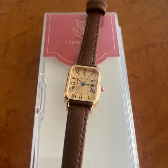 Retro Square Quartz Women's Watch with Leather Strap - Picture 2 of 2